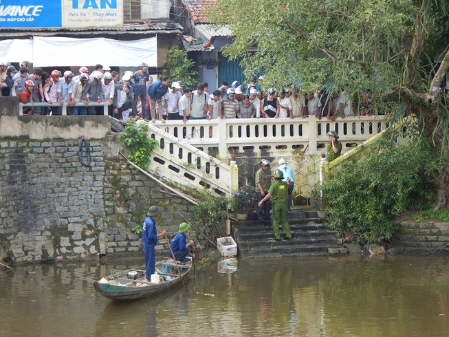 Mẹ ngất lịm khi phát hiện xác con trên sông