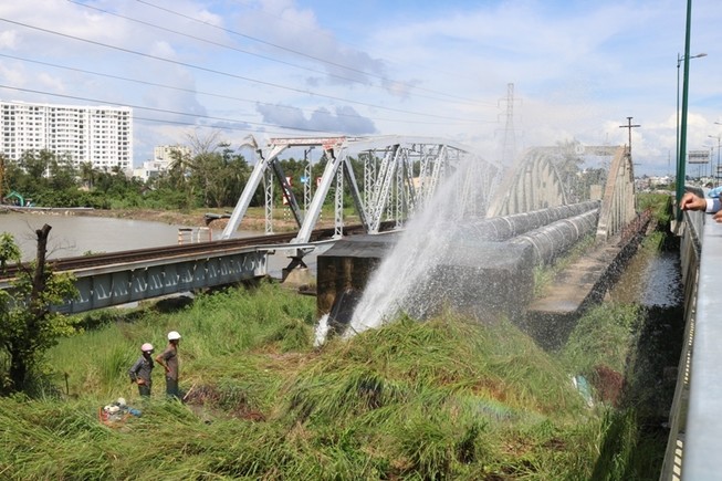Khắc phục sự cố vỡ ống nước qua cầu Gò Dưa