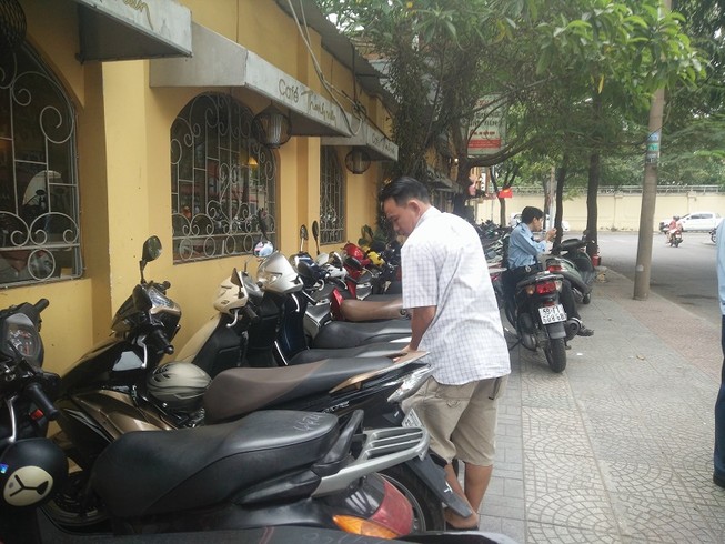 Điểm giữ xe vỉa hè giá cao hơn khu giải trí