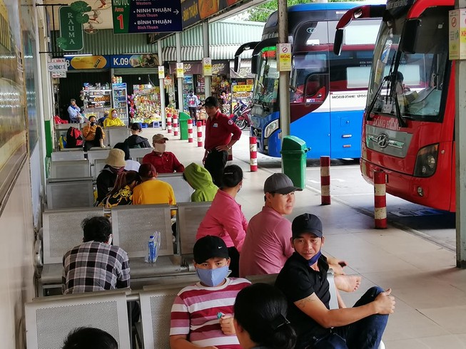 Đáng lo ngại: Nhiều người không đeo khẩu trang ở bến xe