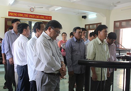 Hoãn xử vụ hàng loạt cán bộ huyện hầu tòa