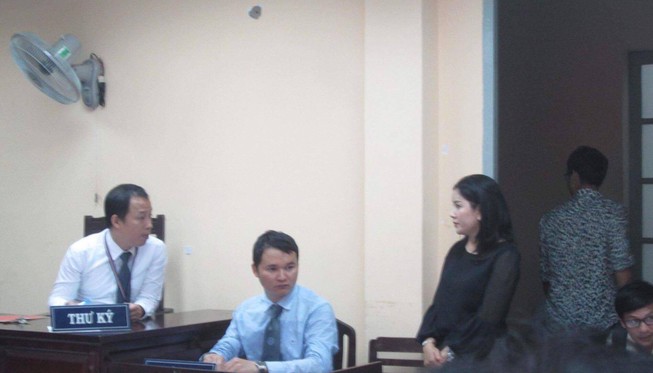 Phiên xử vụ kiện của diễn viên Ngọc Trinh bị hoãn