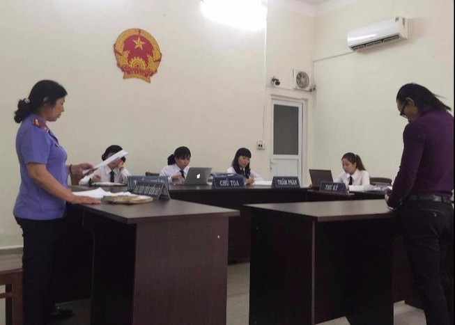 Bị cáo khốn đốn vì luật sư... đem con bỏ chợ