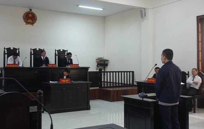 Luật sư bị hại bất ngờ bào chữa cho bị cáo trong vụ giao cấu