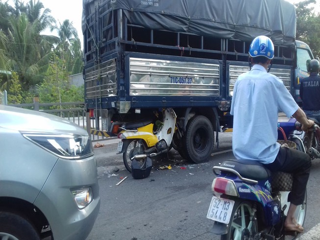 Xe máy găm vào gầm ô tô tải trên quốc lộ, 2 người trọng thương
