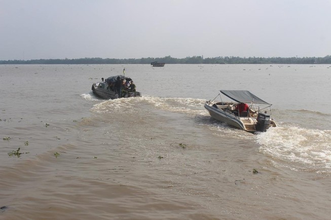 Bộ Công an mật phục bắt 14 tàu trộm cát