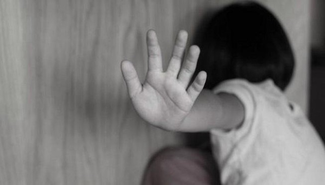 Về quê dự đám giỗ, bác ruột dâm ô cháu gái 9 tuổi