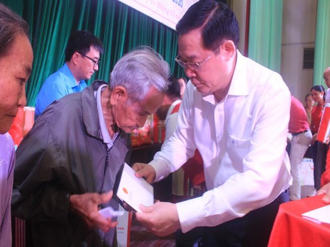 Phó Thủ tướng Vương Đình Huệ trao quà tết tại Bến Tre