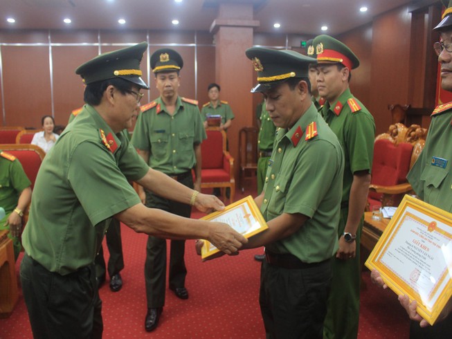 Phó giám đốc công an ngồi xe đi giao tiền cho nhóm bắt cóc