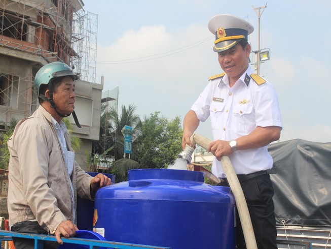 Tàu Hải quân vượt 100 hải lý cấp nước ngọt cho dân Bến Tre