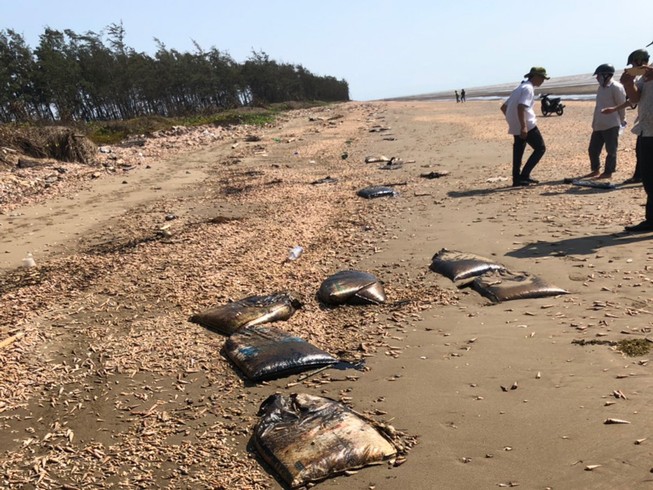 750 bao tải chứa chất màu đen nghi là phế phẩm của tàu buôn
