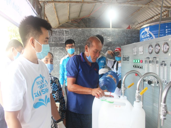 4,5 tỉ đồng lắp 13 máy lọc mặn miễn phí cho người dân ĐBSCL