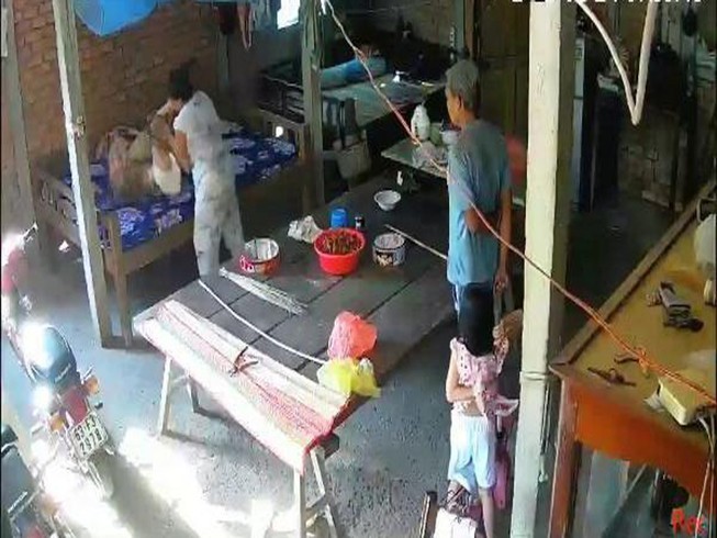 Cả vợ lẫn chồng nhẫn tâm bạo hành mẹ già 88 tuổi