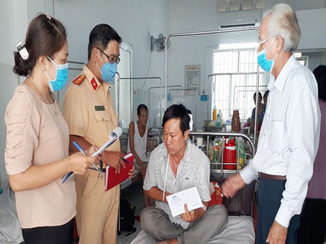 6 người trong đội mai táng bị ô tô tông thương vong