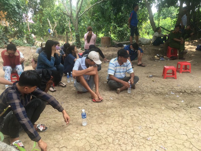 Bắt giữ 23 người trong đó có nhiều phụ nữ tại ‘sới gà’