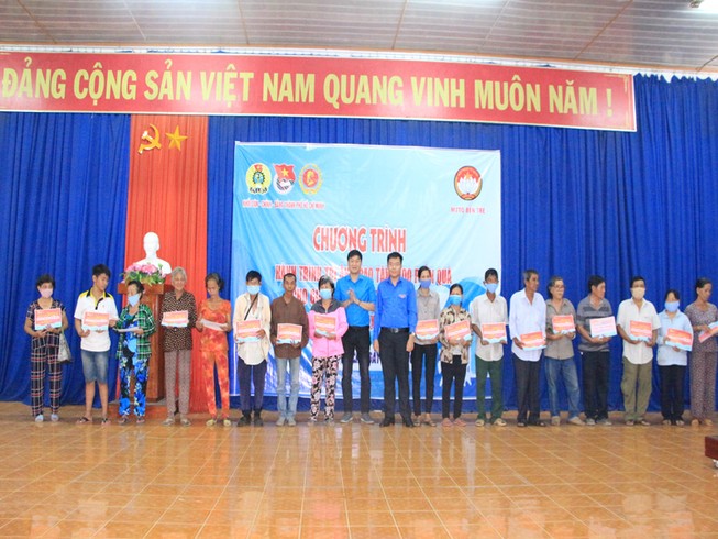 Đảng ủy Khối Dân - Chính - Đảng TP.HCM tặng quà ở Bến Tre