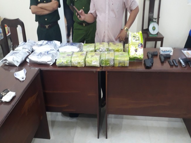 Bắt người mang 3 khẩu súng, vận chuyển hơn 20kg ma túy
