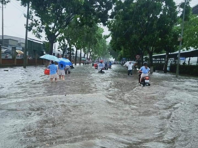 Hàng ngàn công nhân KCN Giao Long khổ vì cứ mưa là ngập