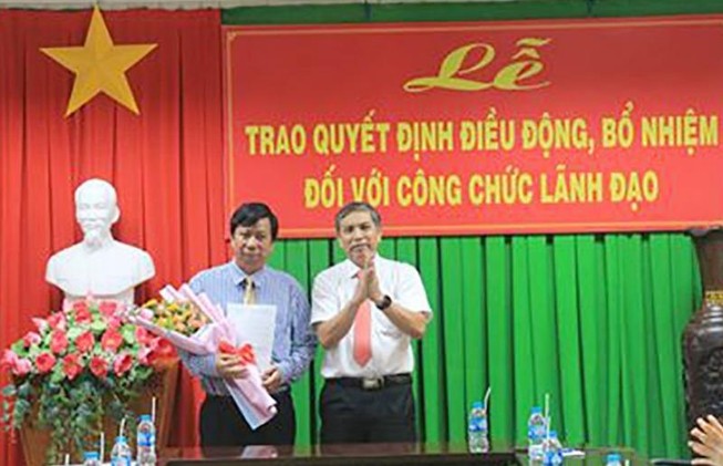 Chủ tịch UBND tỉnh Bến Tre trao quyết định bổ nhiệm cho ông Cao Minh Đức. Ảnh: ĐH