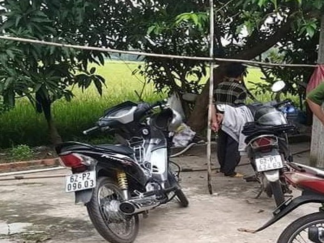 Thi thể 1 người đàn ông trong chuồng bò