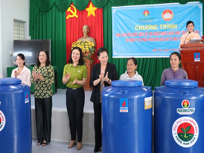 Chủ tịch Quốc hội dự lễ trao 2.000 bồn chứa nước tại Bến Tre