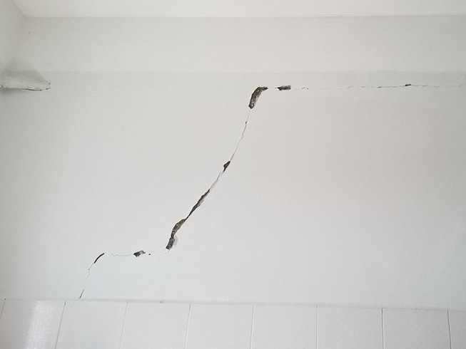 Kiểm tra sự cố nứt tường ở BV Cái Nước, Cà Mau