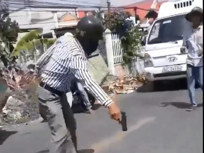 Ông thợ hồ dùng súng nhựa cự cãi sau va quẹt