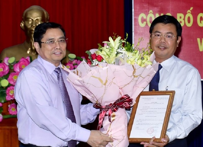 Trưởng ban Tổ chức Trung ương Phạm Minh Chính trao quyết định của Bộ Chính trị cho ông Nguyễn Tiến Hải. Ảnh: Zing.vn