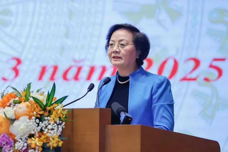 Bộ trưởng Nội vụ Phạm Thị Thanh Trà phát biểu tại phiên họp. Ảnh: NHẬT BẮC Bộ trưởng Nội vụ nói về nhập tỉnh, bỏ huyện và việc 'cởi trói' cho cán bộ