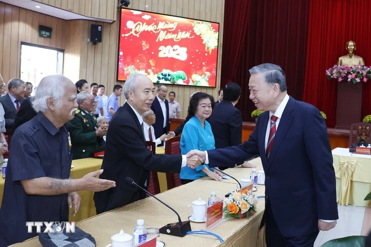 Tổng Bí thư Tô Lâm chủ trì buổi gặp mặt nguyên lãnh đạo Đảng, Nhà nước, cán bộ lão thành tiêu biểu và đại biểu trí thức, nhà khoa học, văn nghệ sĩ các tỉnh, thành phố phía Nam. Ảnh: TTXVN Tổng Bí thư Tô Lâm: Tìm con đường mới để vượt qua nguy cơ tụt hậu, bẫy thu nhập trung bình-tong-bi-thu-to-lam-gap-mat-nguyen-lanh-dao-cap-cao-tri-thuc-inh-thanh-phia-nam2.jpg