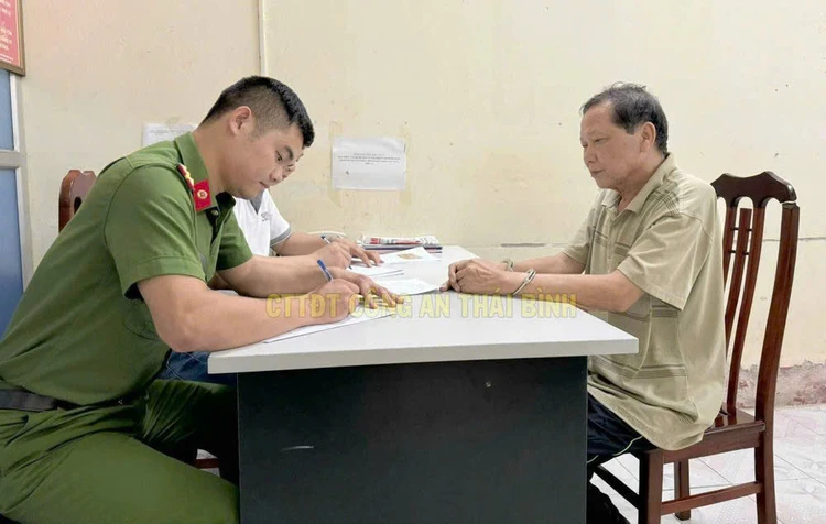 Ảnh minh họa: Công an đang làm việc với một người bị truy nã vừa bị bắt. Ảnh: CATB thông tư liên tịch số 02