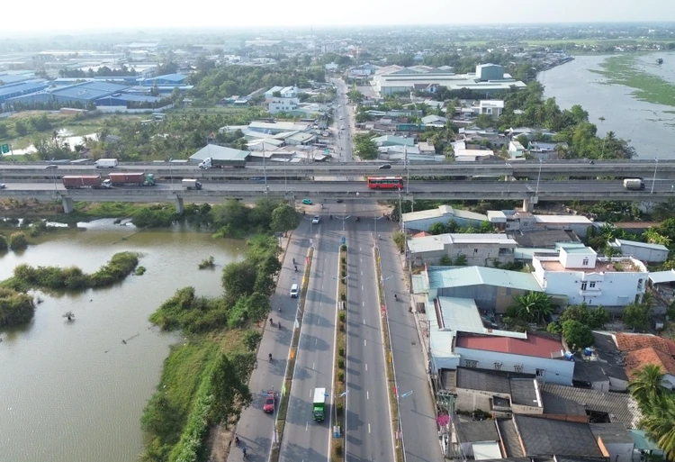 Việc liên kết hạ tầng giao thông, góp phần thúc đẩy liên kết vùng, phát triển kinh tế - xã hội giữa các địa phương. Ảnh: HUỲNH DU Sáp nhập tỉnh, thành cần nhìn từ lợi ích quốc gia!