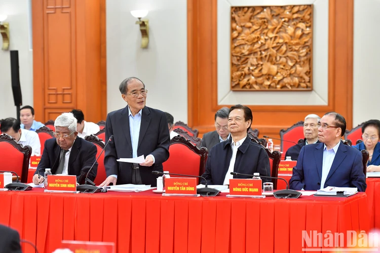 Nguyên Chủ tịch Quốc hội Nguyễn Sinh Hùng phát biểu ý kiến tại hội nghị. Ảnh: BÁO NHÂN DÂN 3-lam-the-nao-de-dat-nuoc-phat-trien-vuon-minh-trong-ky-nguyen-moi.jpg