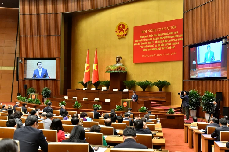 Quang cảnh hội nghị quán triệt sáng 1-12. Ảnh: NHÂN DÂN thu-tuong-neu-ra-hang-loat-giai-phap-trong-nam-2025-de-buoc-vao-ky-nguyen-vuon-minh.jpg