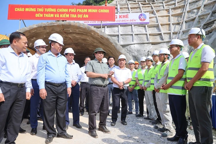 Thủ tướng kiểm tra tại hầm số 2 (Km 71) dự án cao tốc Đồng Đăng - Trà Lĩnh tại Bản Néng, xã Thụy Hùng, huyện Thạch An, tỉnh Cao Bằng, ngày 14-11-2024. Ảnh: VGP doi-moi-sang-tao-tang-toc-but-pha-dua-dat-nuoc-vung-buoc-tien-vao-ky-nguyen-vuon-minh-thu-tuong-pham-minh-chinh-1.jpg