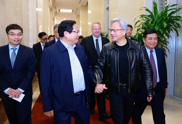 Thủ tướng Phạm Minh Chính chào mừng Chủ tịch và các vị lãnh đạo cấp cao của Tập đoàn NVIDIA lần thứ hai đến thăm và làm việc tại Việt Nam, hồi đầu tháng 12-2024. Ảnh: VGP doi-moi-sang-tao-tang-toc-but-pha-dua-dat-nuoc-vung-buoc-tien-vao-ky-nguyen-vuon-minh-thu-tuong-pham-minh-chinh-2.jpeg
