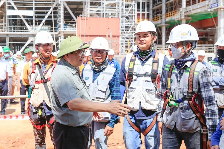 Thủ tướng Phạm Minh Chính thị sát công trình thi công xây dựng nhà máy Nhiệt điện Quảng Trạch 1. Ảnh: VGP doi-moi-sang-tao-tang-toc-but-pha-dua-dat-nuoc-vung-buoc-tien-vao-ky-nguyen-vuon-minh-thu-tuong-pham-minh-chinh.jpg