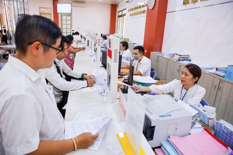 Cán bộ UBND quận Tân Bình, TP.HCM, đang giải quyết thủ tục hành chính cho người dân. Ảnh: NGUYỆT NHI bo-cap-huyen-co-hoi-de-hoan-thien-to-chuc-chinh-quyen-dia-phuong.jpg