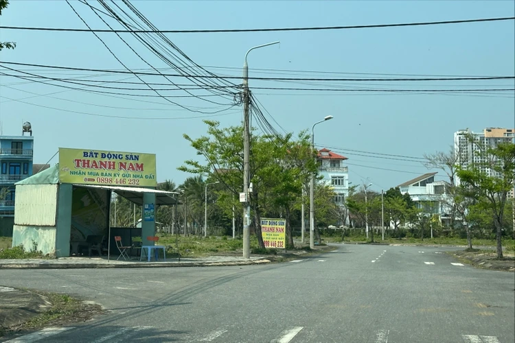 Một số ki-ốt bất động sản ở thị xã Điện Bàn, Quảng Nam mở cửa trở lại khi có thông tin sáp nhập tỉnh. Ảnh: TN