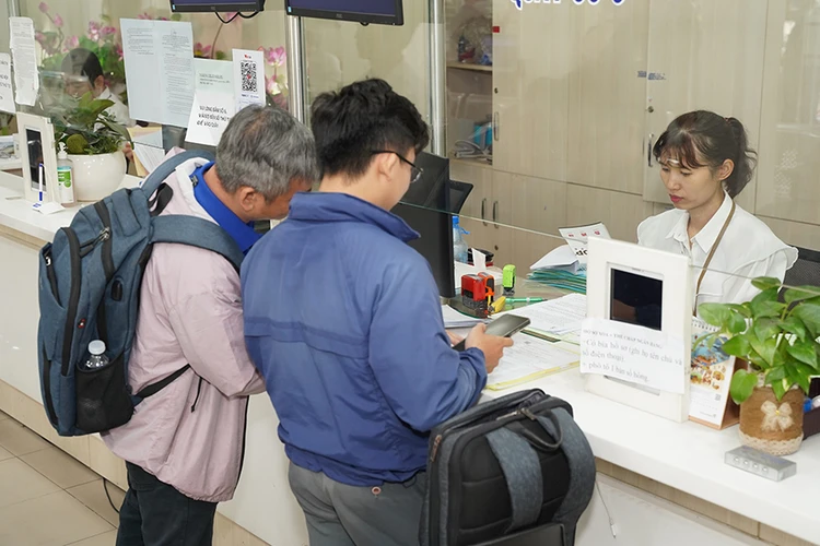 Thời gian tới có thể nghiên cứu áp dụng chính sách lương cứng đủ sống và chế độ thu nhập tăng thêm cho cán bộ cấp xã ở tất cả địa phương. Ảnh minh họa: THUẬN VĂN