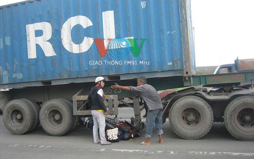 Lọt vào gầm container, nam thanh niên thoát chết kỳ diệu - ảnh 1