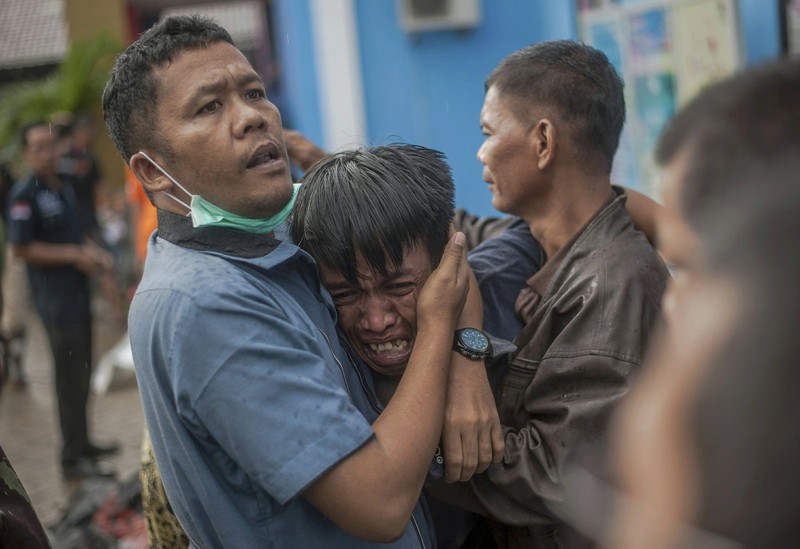 Trong đống hoang tàn sau trận sóng thần ở Indonesia - ảnh 7