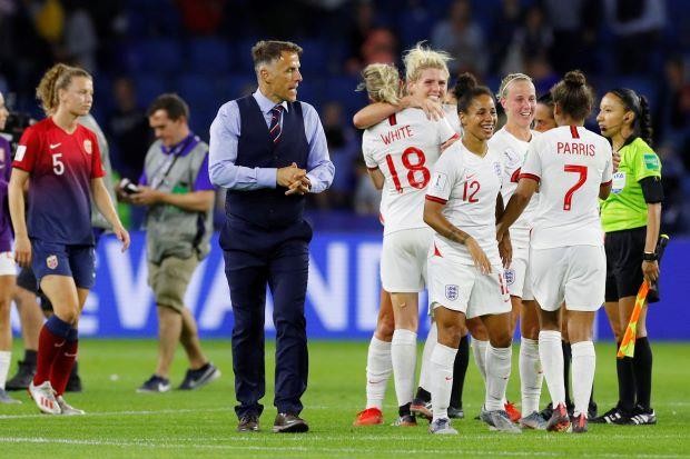 HLV Phil Neville phê phán ‘trò mèo’ của tuyển Mỹ - ảnh 1