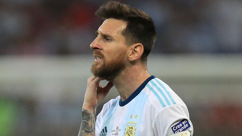 Messi bị treo giò ba tháng, phạt 50.000 USD
