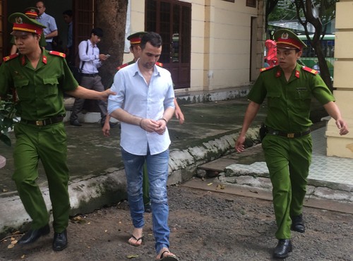 Một thanh niên nước ngoài dùng thẻ giả rút cả trăm triệu đồng - ảnh 1