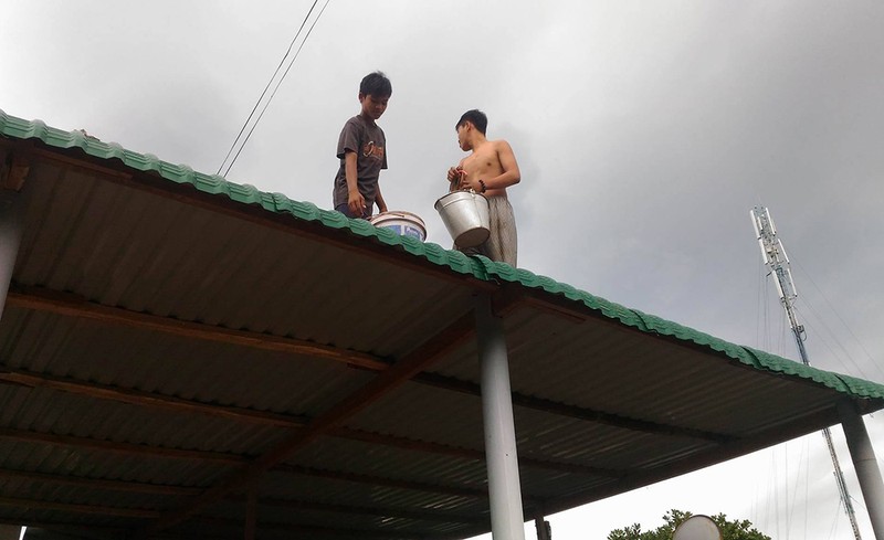Người dân đưa cát lên nóc chằng chống nhà - ảnh 3
