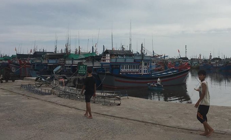 Người dân đưa cát lên nóc chằng chống nhà - ảnh 1