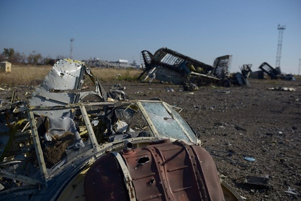 Sân bay Lugansk tan nát bởi giao tranh miền Đông Ukraine - ảnh 11