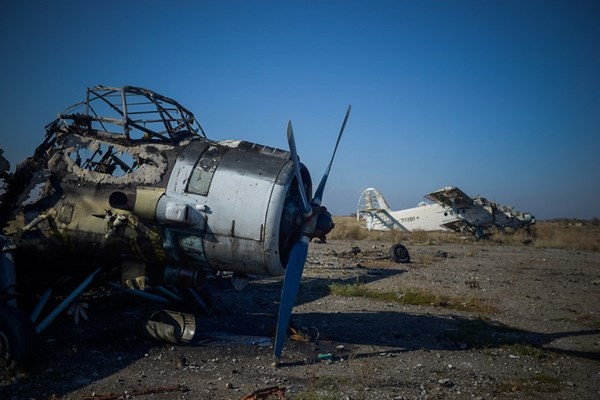 Sân bay Lugansk tan nát bởi giao tranh miền Đông Ukraine - ảnh 2