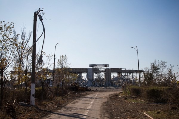Sân bay Lugansk tan nát bởi giao tranh miền Đông Ukraine - ảnh 3